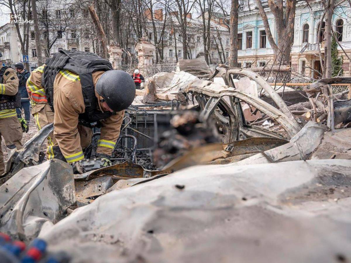 Impactantes y crudas imágenes del ataque ruso a Sumy que deja más de 30 muertes Impactantes y crudas imágenes del ataque ruso a Sumy que deja más de 30 muertes