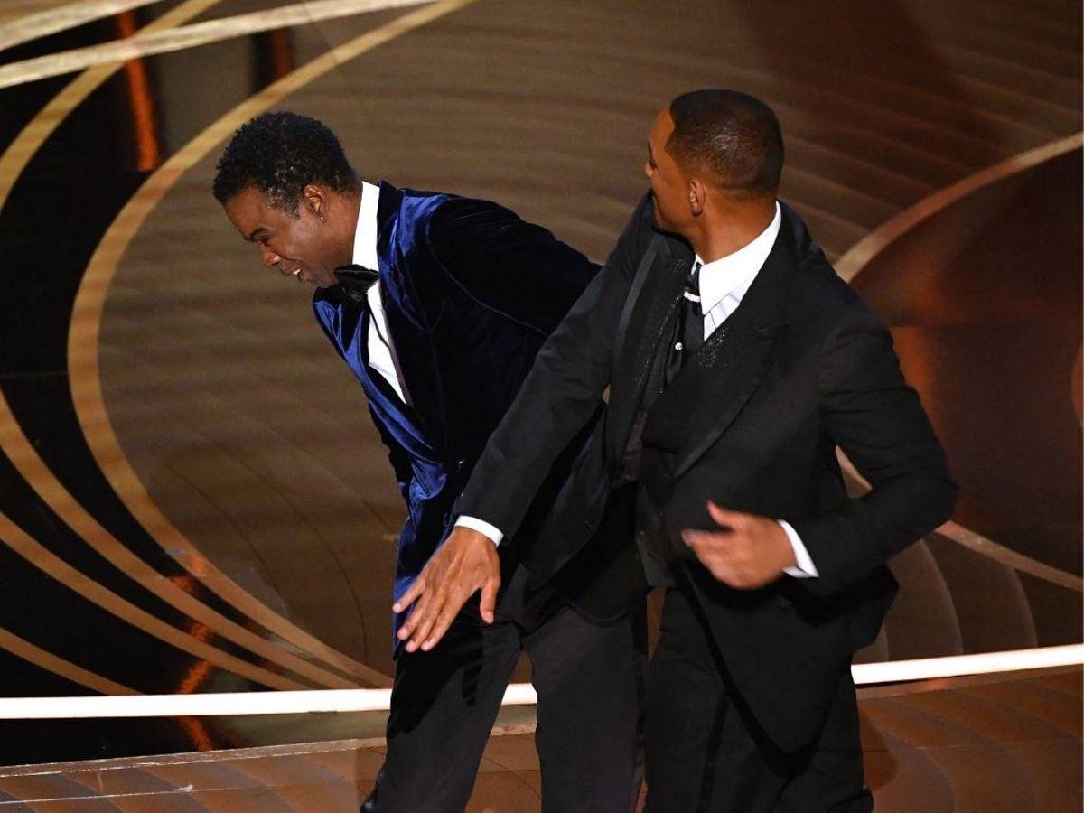 El preciso momento en que Smith bofetea a Chris Rock frente al público.