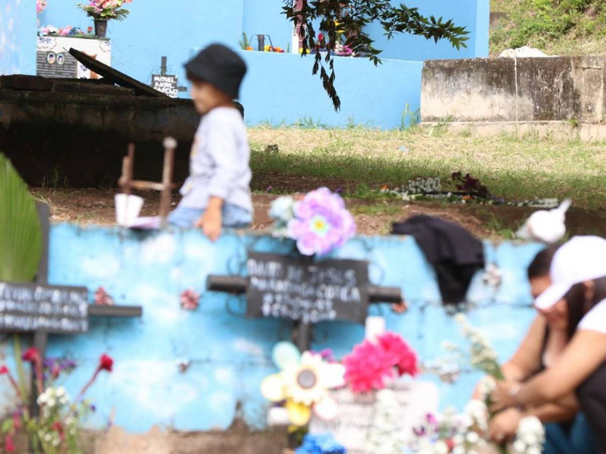 Flores y recuerdos: capitalinos coronan a sus difuntos en el Cementerio General