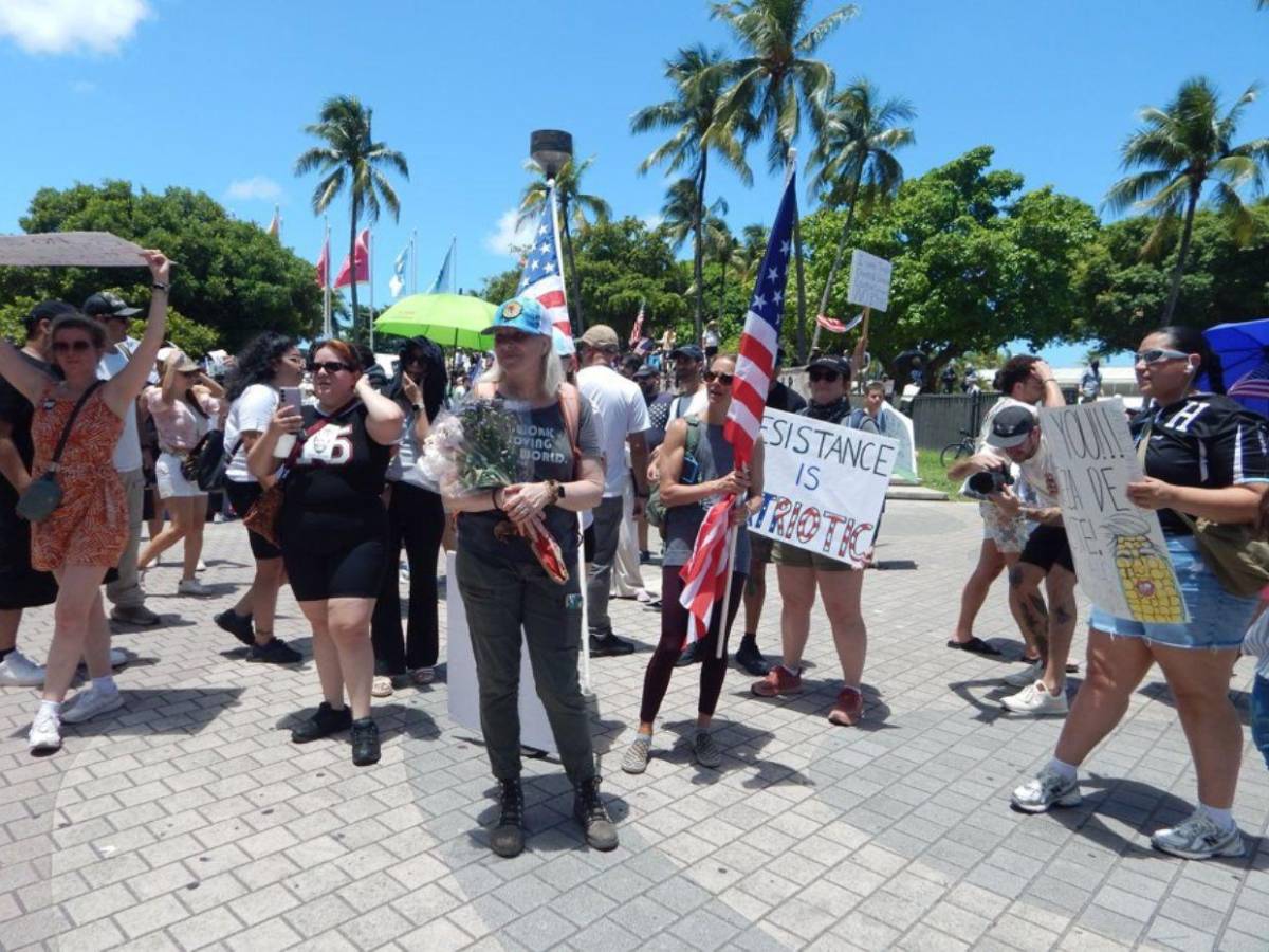 En diferentes ciudades y hasta en la casa de Trump: miles protestan contra redadas En diferentes ciudades y hasta en la casa de Trump: miles protestan contra redadas