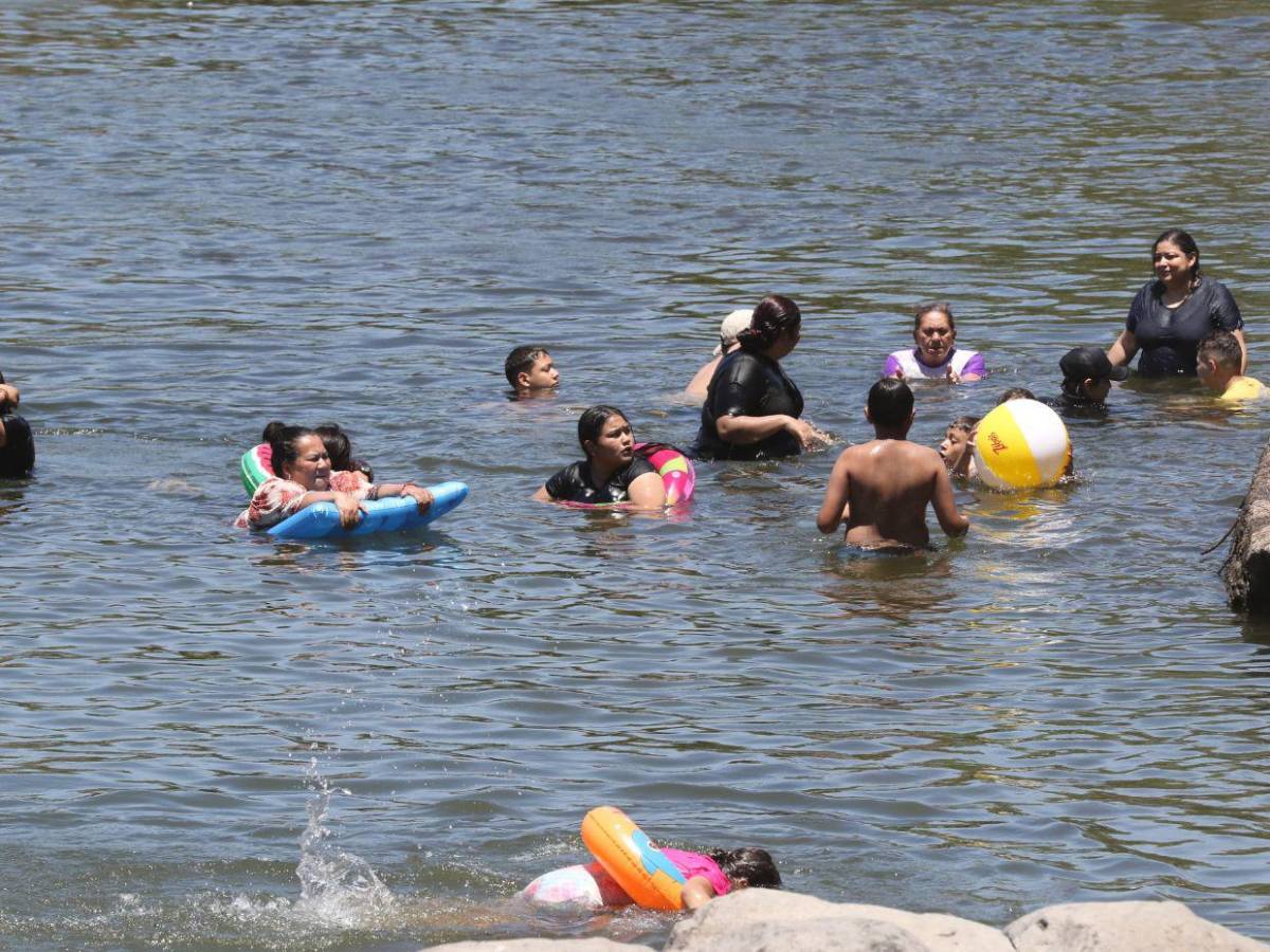 Río Grande, Pespire, abarrotado por veraneantes locales y capitalinos Río Grande, Pespire, abarrotado por veraneantes locales y capitalinos
