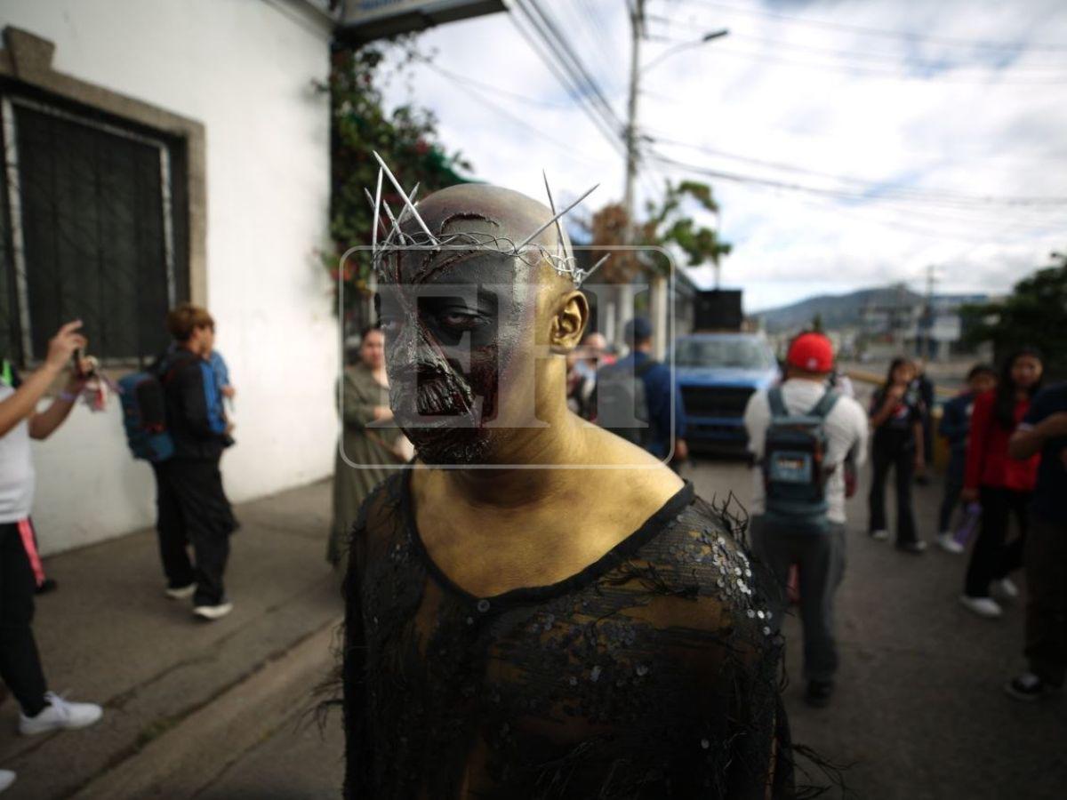 Así representaron a Jesús y a Satanás en el viacrucis de la iglesia El Calvario