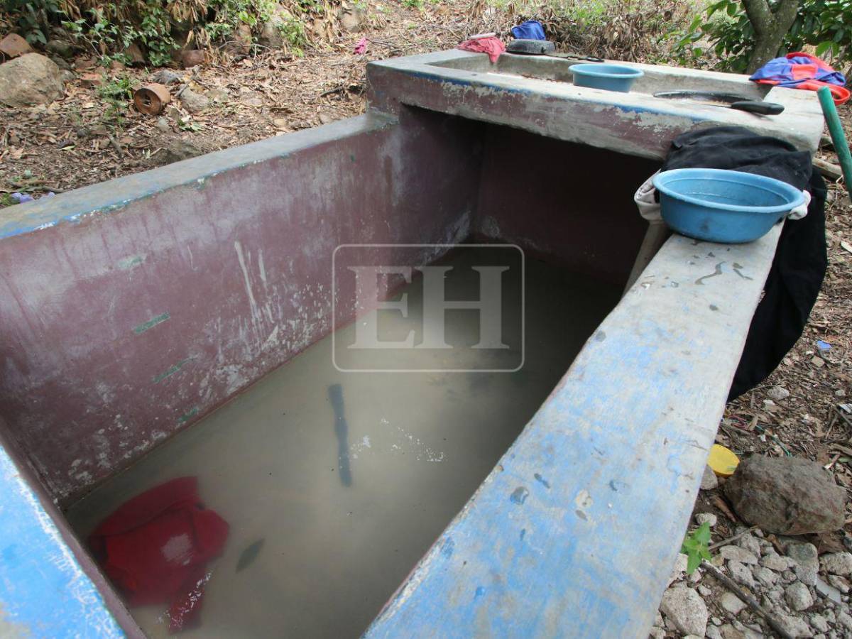Sin tubería, familias capitalinas pagan hasta L250 para poder tener agua en su casa
