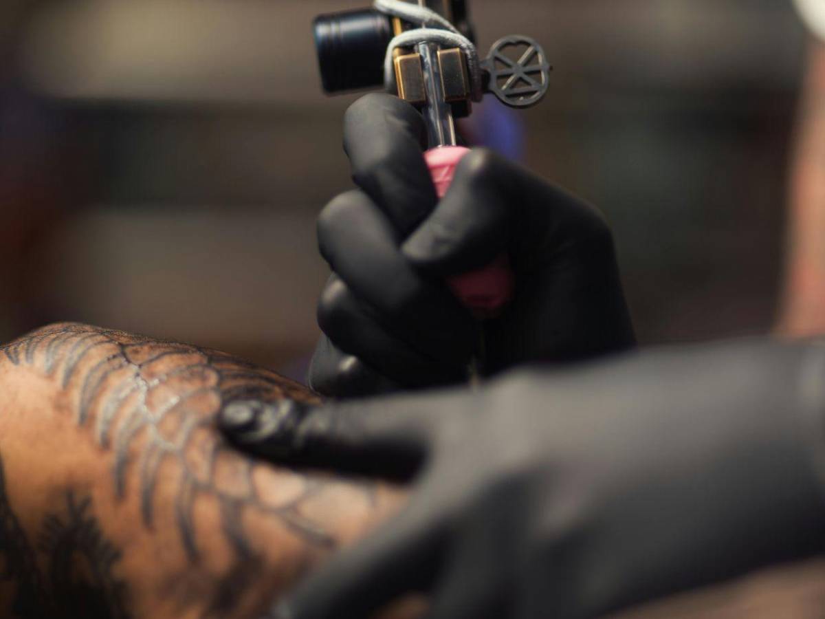 Juan Felipe Palacio, se hizo un tatuaje que cubría toda su pierna y murió tras grave infección