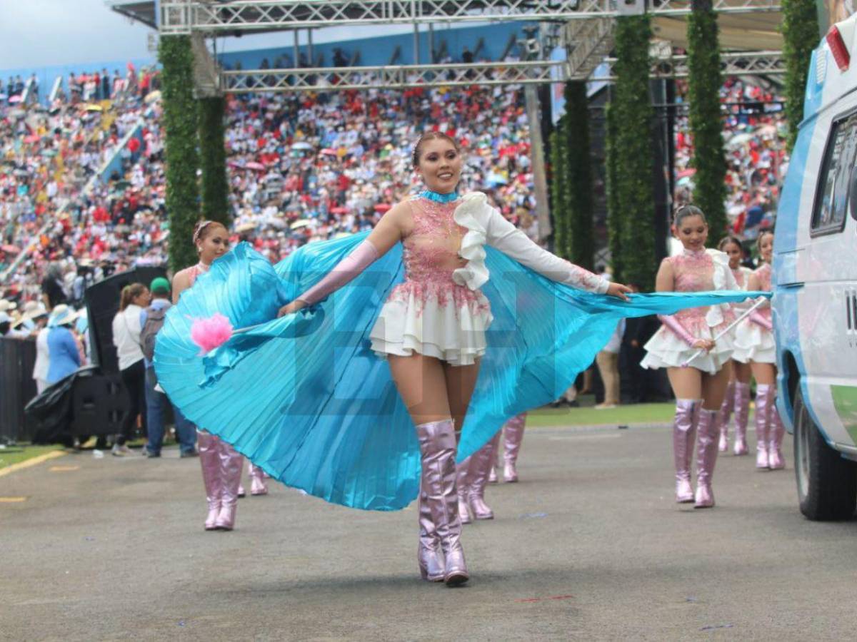 Capa bicolor y belleza destacan a la palillona Loany Alonzo Álvarez del Instituto Técnico Honduras