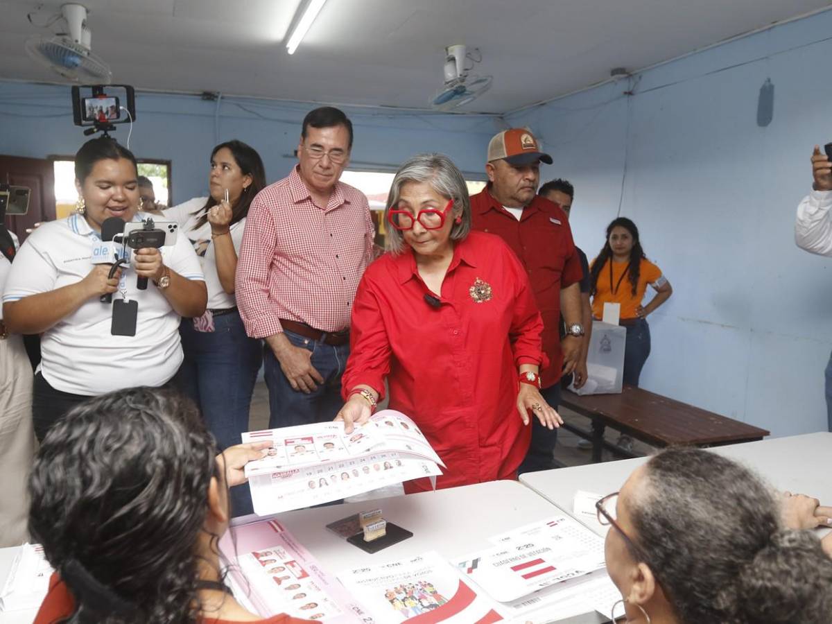 Precandidata liberal Maribel Espinoza vota y culpa a FF AA por retraso en urnas