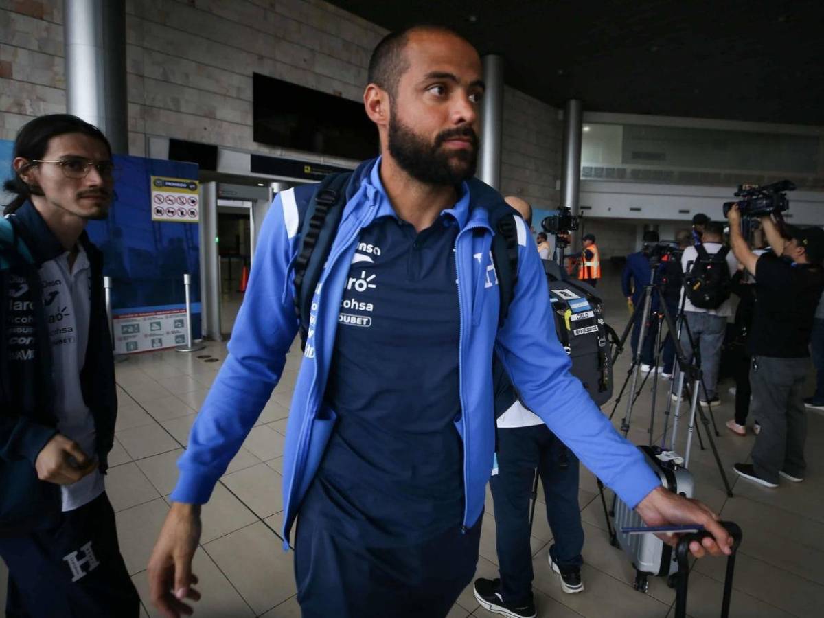 Selección de Honduras llega al país: directivos y jugadores con caras largas