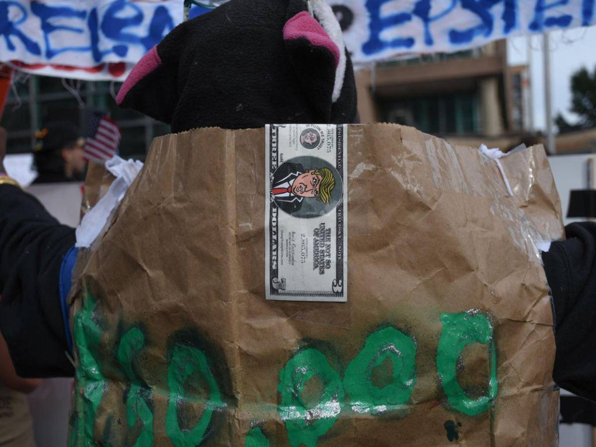 Miles de personas en todo EE.UU. protestan contra Trump: No queremos Reyes