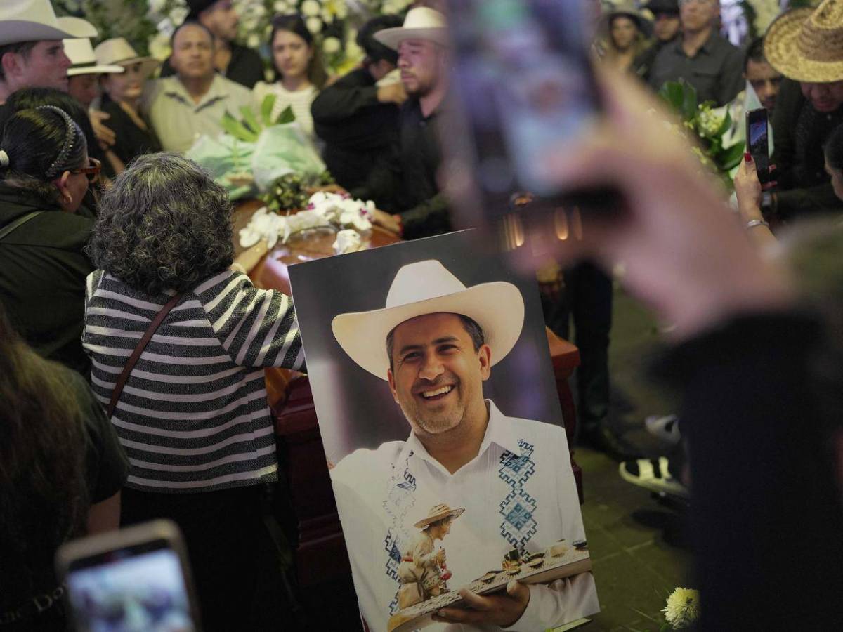 Claman justicia por asesinato de alcalde en México y exigen renuncia de Claudia Sheinbaum