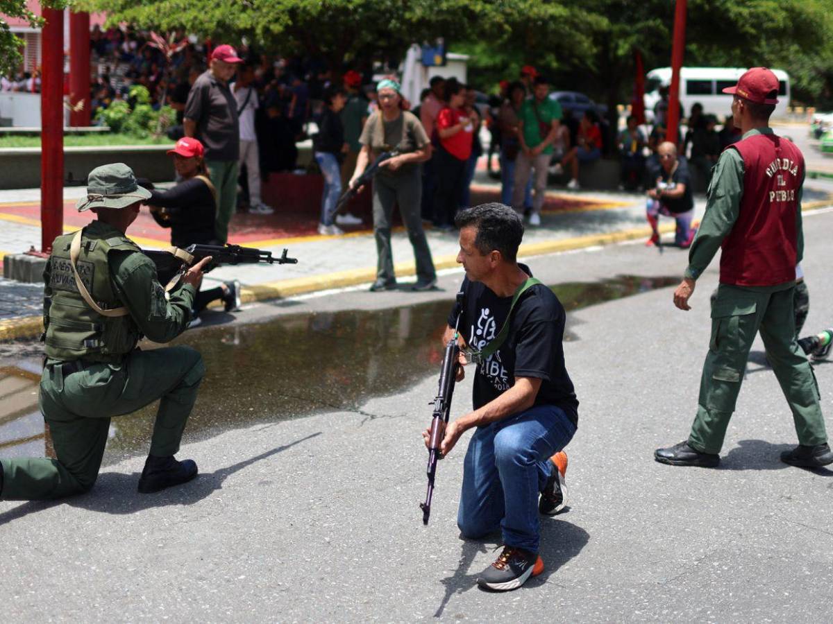 Hasta señoras aprenden a usar armas en comunidades de Caracas, Venezuela