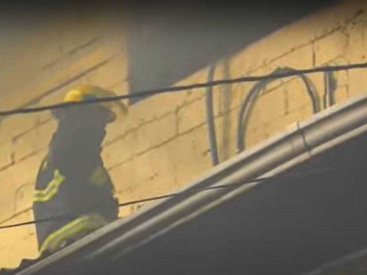 Imágenes del pavoroso incendio en una bodega en el mercado Zonal Belén