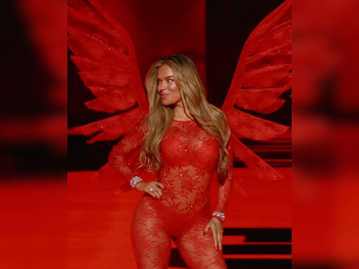 Encaje rojo y alas de ángel: el show de Karol G en el Victoria’s Secret Fashion Show 2025