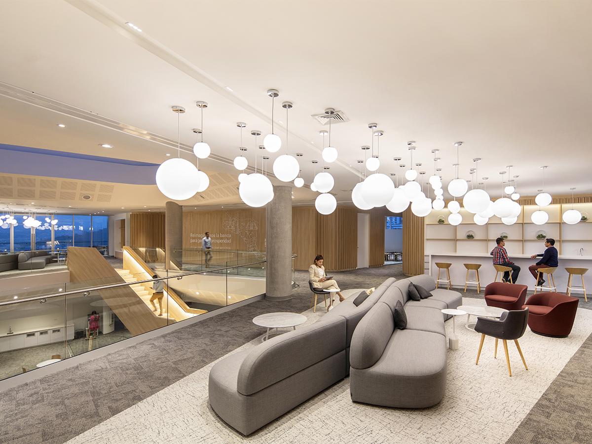 El espacio de trabajo fue diseñado tanto para las Personas BAC como también un punto de atención a sus clientes.