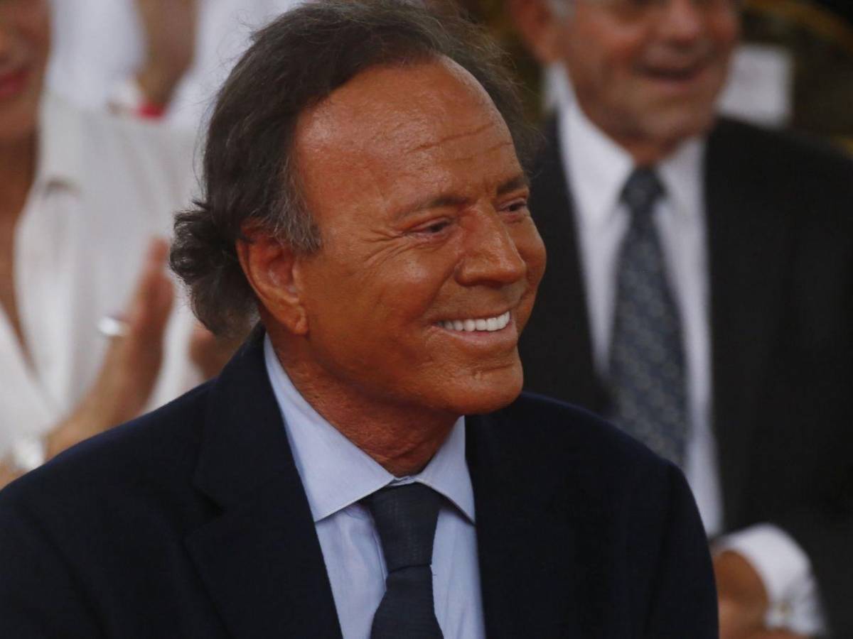 Julio Iglesias demanda a diario español que publicó acusaciones de abuso sexual en su contra