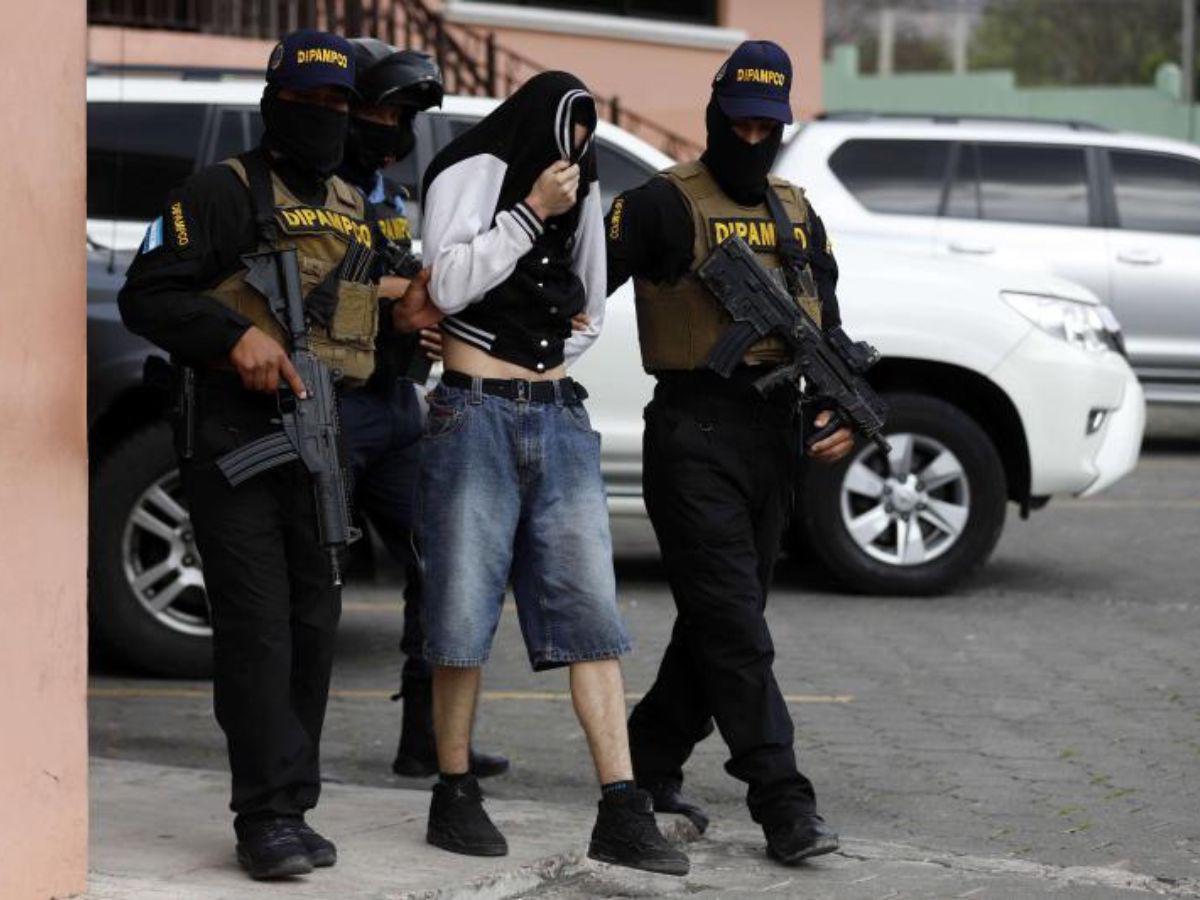 Así fue trasladado después de la detención uno de los acusados por la masacre.