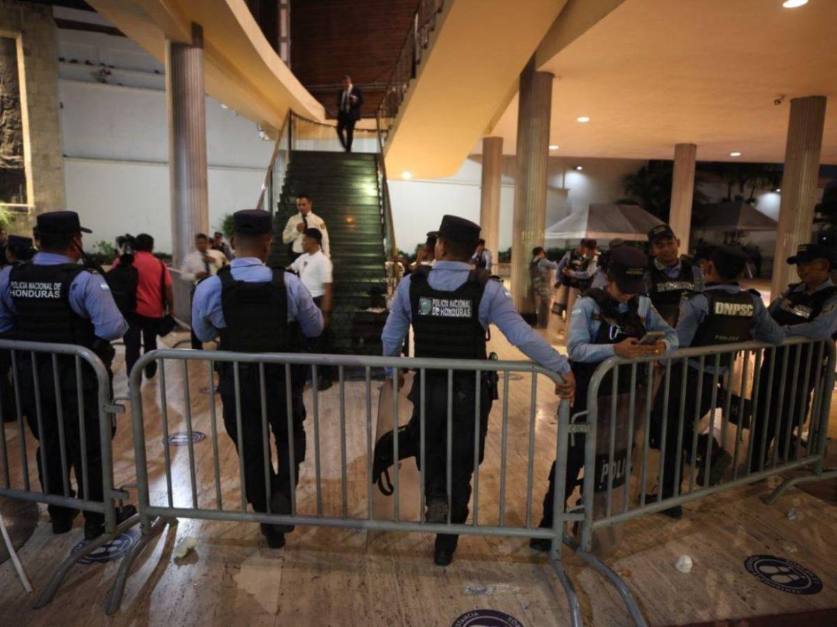 ¿Y el checazo? y diputado lanza agua: el caos en el Congreso Nacional