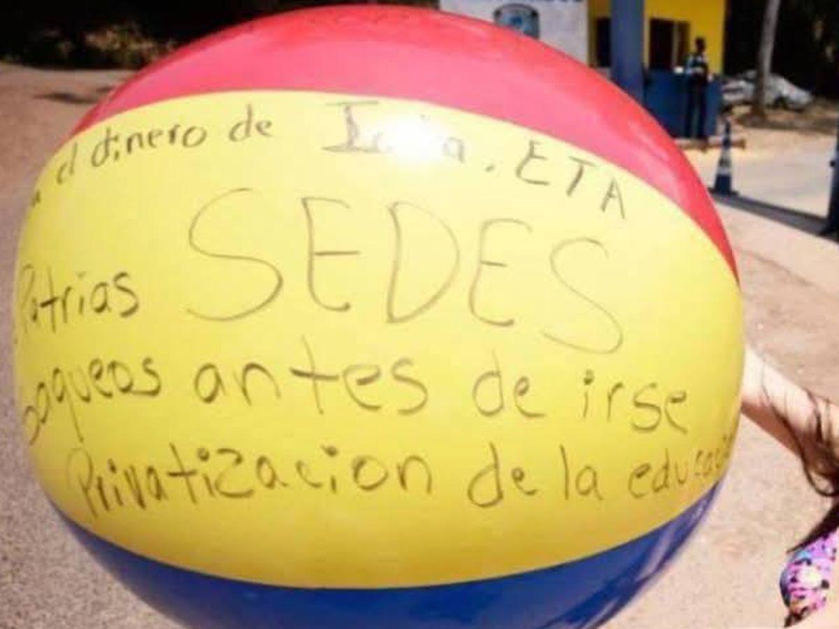 Criticó a JOH y a Xiomara: ¿Quién es Floridalia Aguilar, la doctora que protesta en traje de baño?