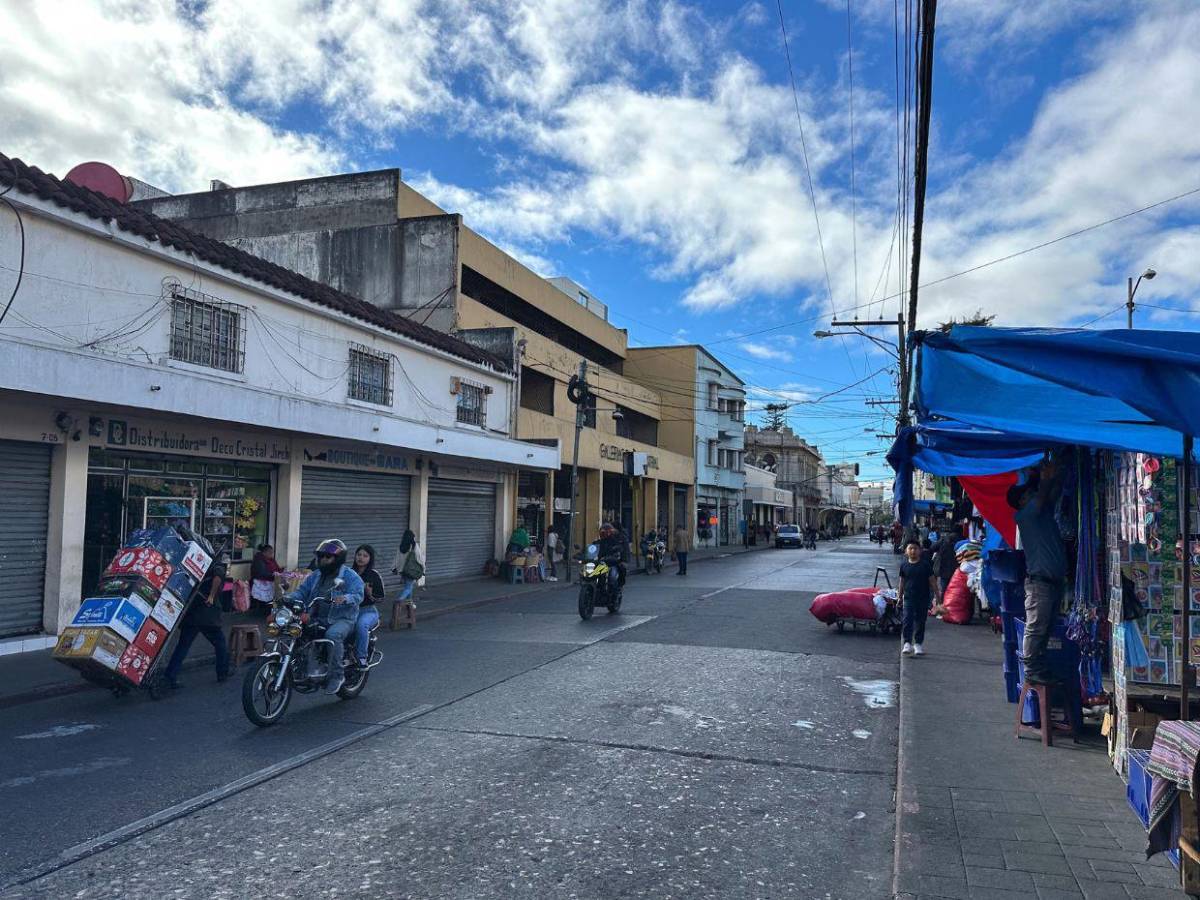 Guatemala vive su primer día en estado de sitio y honra a nueve policías caídos