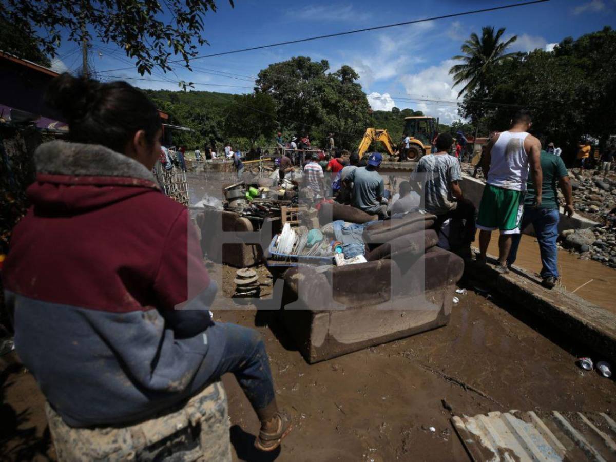 Casas inundadas y carros volcados: el caos en Río Abajo por las lluvias
