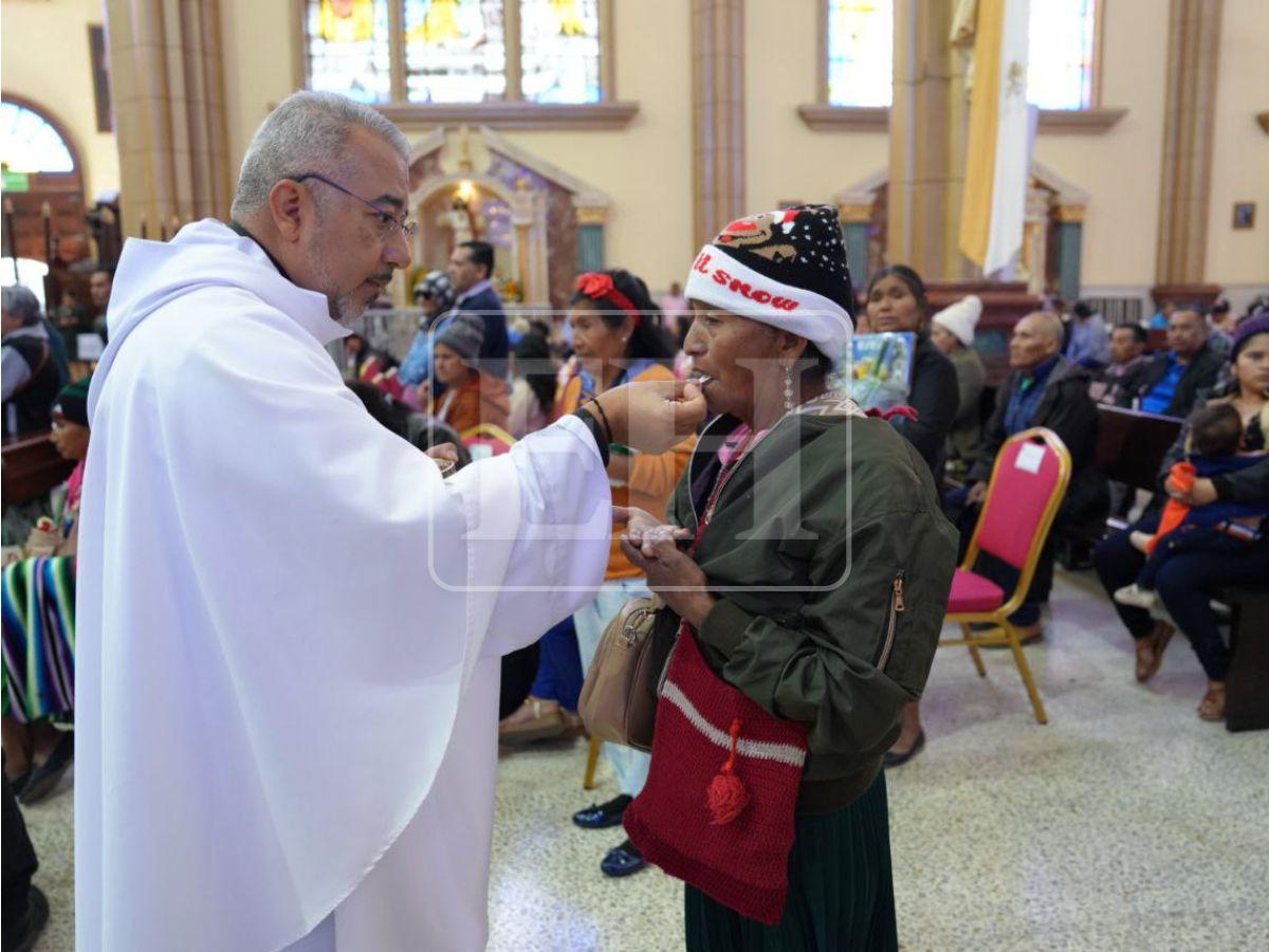 Ofrendas florales y velas: feligreses llegan para el aniversario de la Morenita