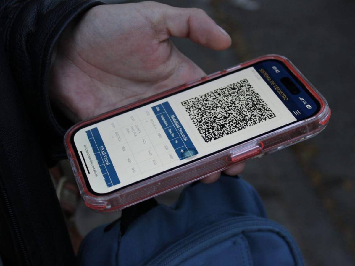 Con forma 003 en mano y carnet: estudiantes abordan buses de la UNAH