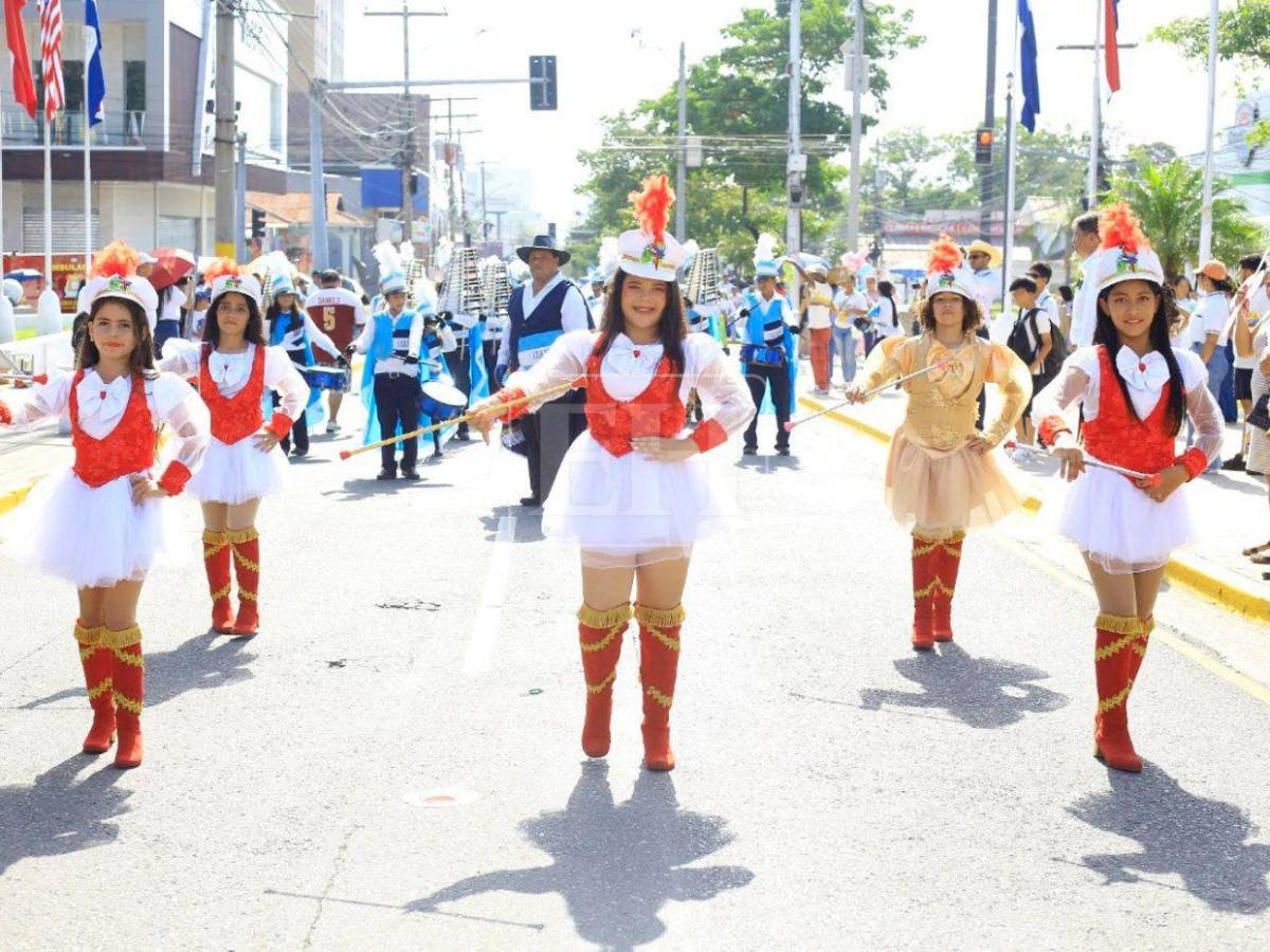 Escuelas inundan de color y fervor patriótico las calles de San Pedro Sula