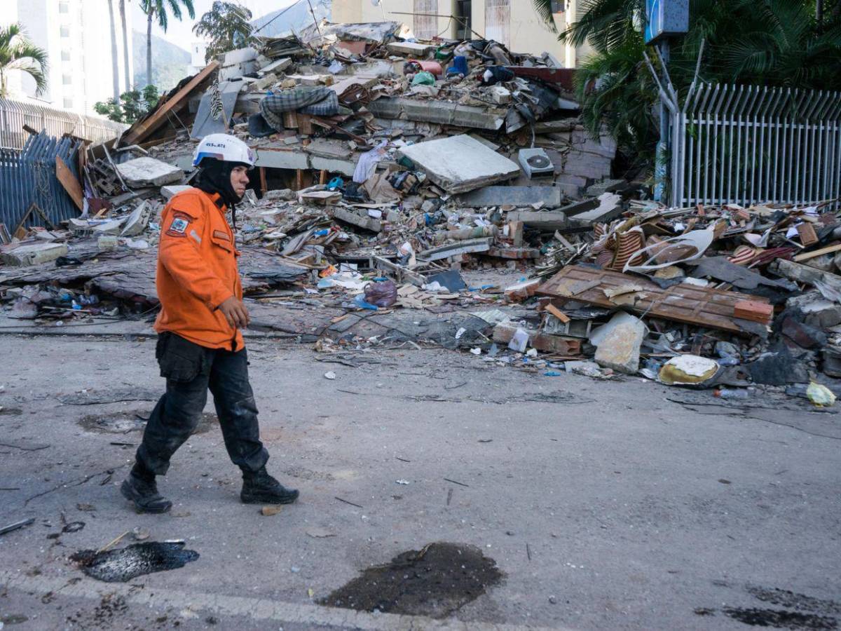Bajo escombros buscan en Caracas a más víctimas tras los terremotos en Venezuela