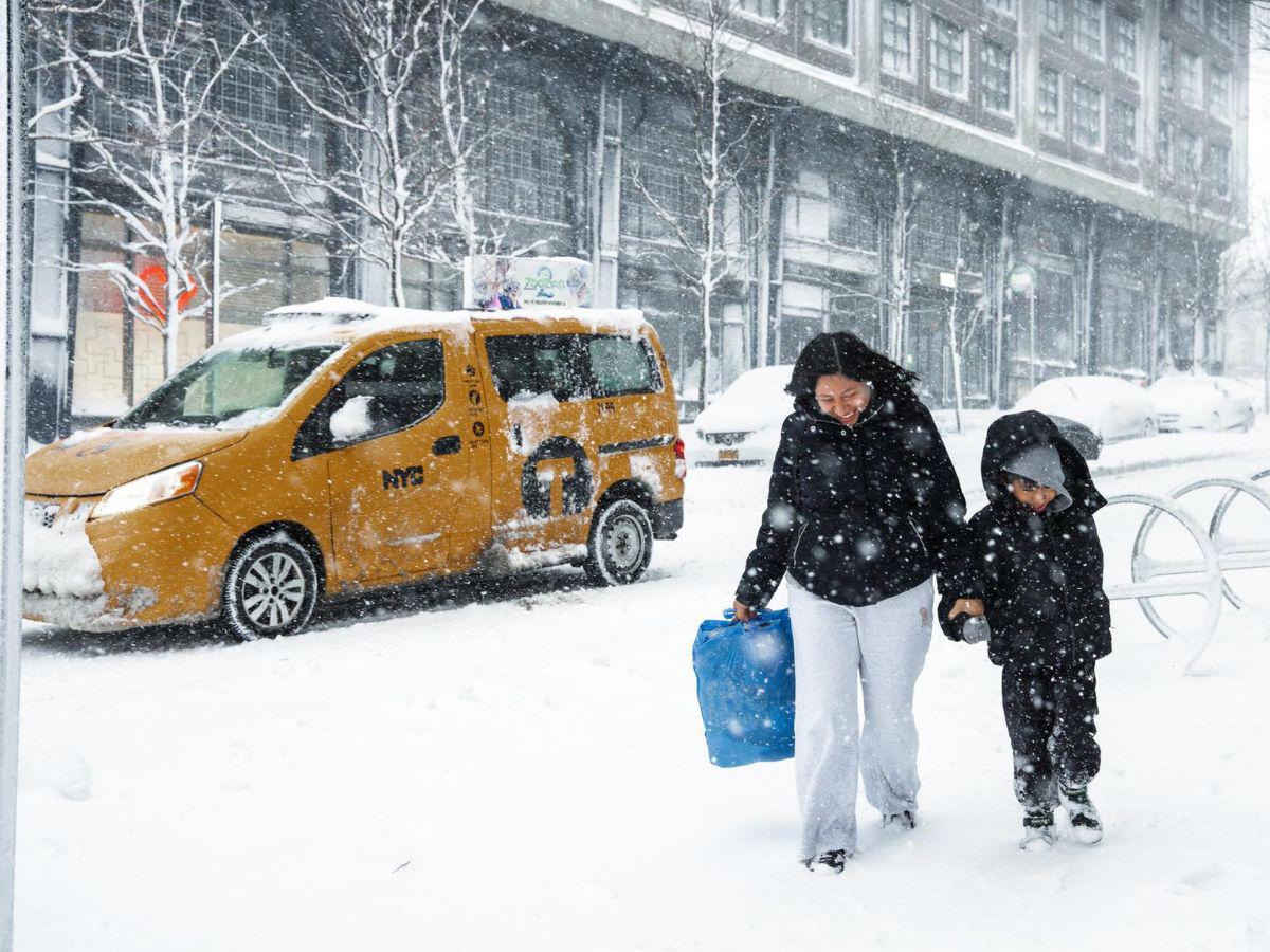 Histórica ventisca en Nueva York deja 30 cm de nieve y batalla en parques