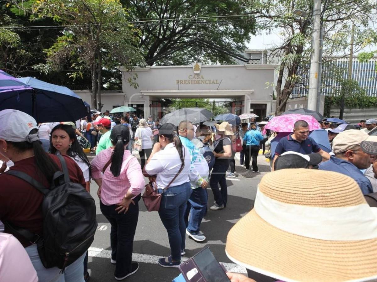 Si ya es ley, ¿Por qué no pagan?: el reclamo de docentes frente a Casa Presidencial