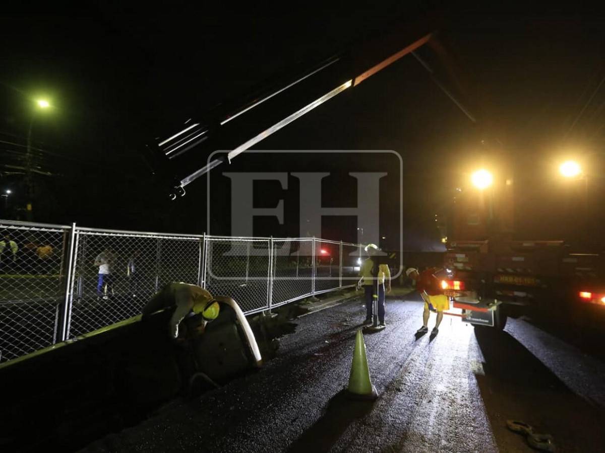 Conductora se libró de morir al ser tragada con todo y auto por socavón en SPS