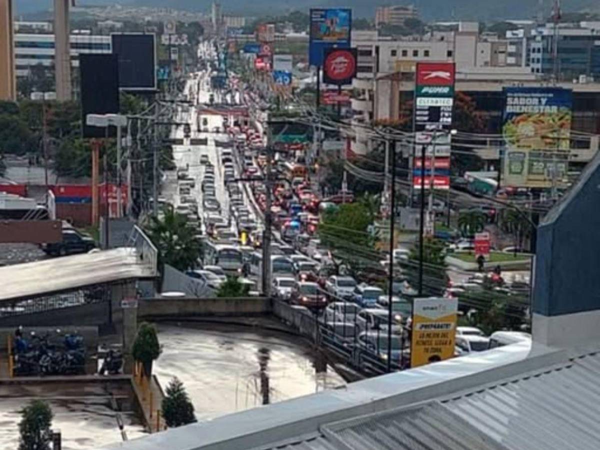 Caos vehicular se vive en la capital por fuerte tormenta