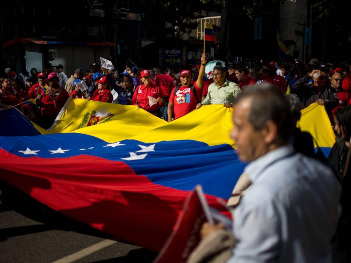 Chavistas marchan en Venezuela en respaldo a Maduro ante amenazas estúpidas de EE UU