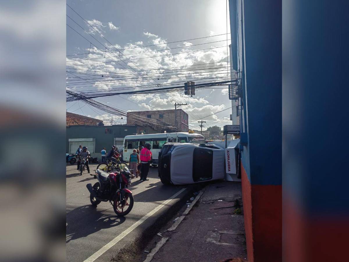 Sobre la acera quedó ambulancia tras impacto con rapidito en Comayagüela