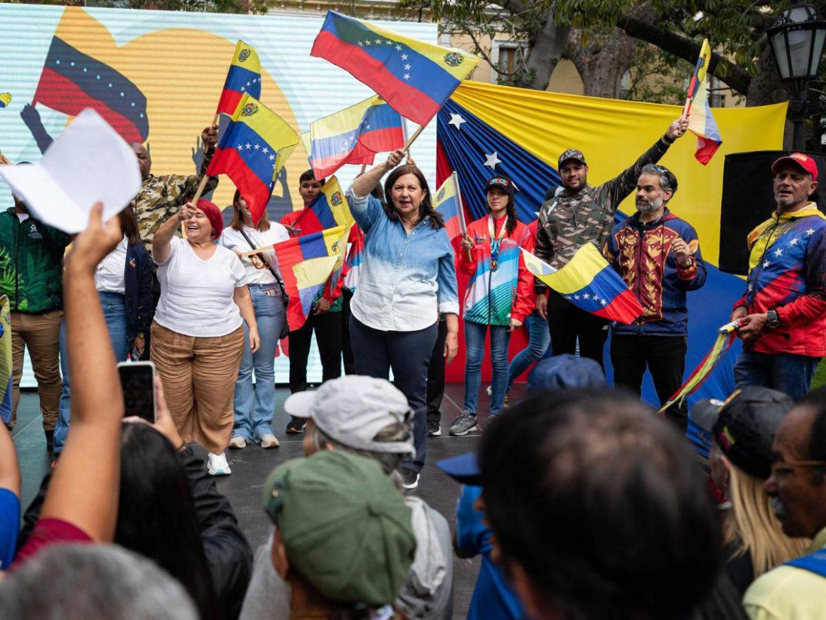 Chavistas acuden en Caracas a alistarse en la Milicia e instan a la población a sumarse