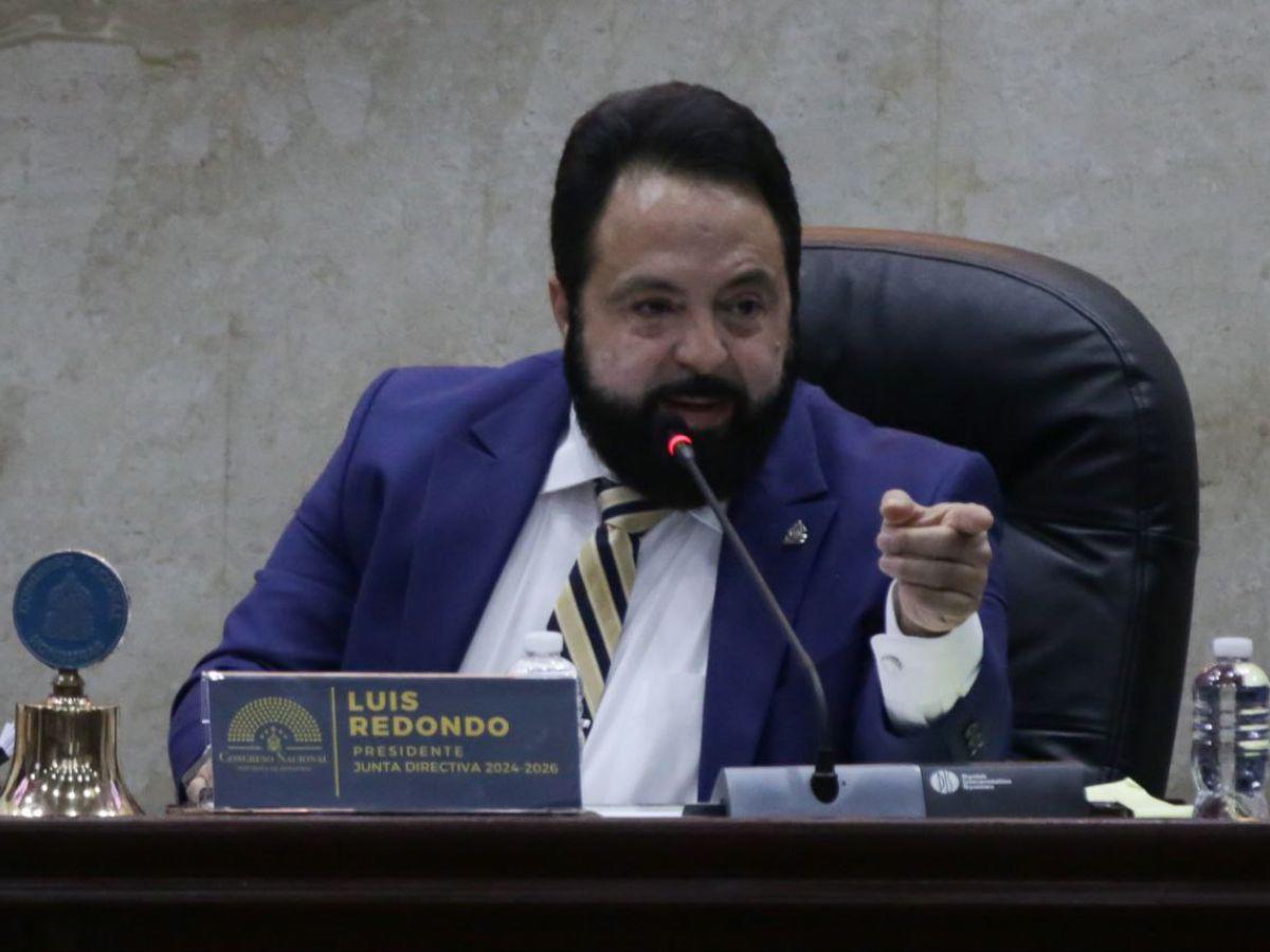 Lanzan botella con agua a Luis Redondo durante sesión en el Congreso Nacional Lanzan botella con agua a Luis Redondo durante sesión en el Congreso Nacional