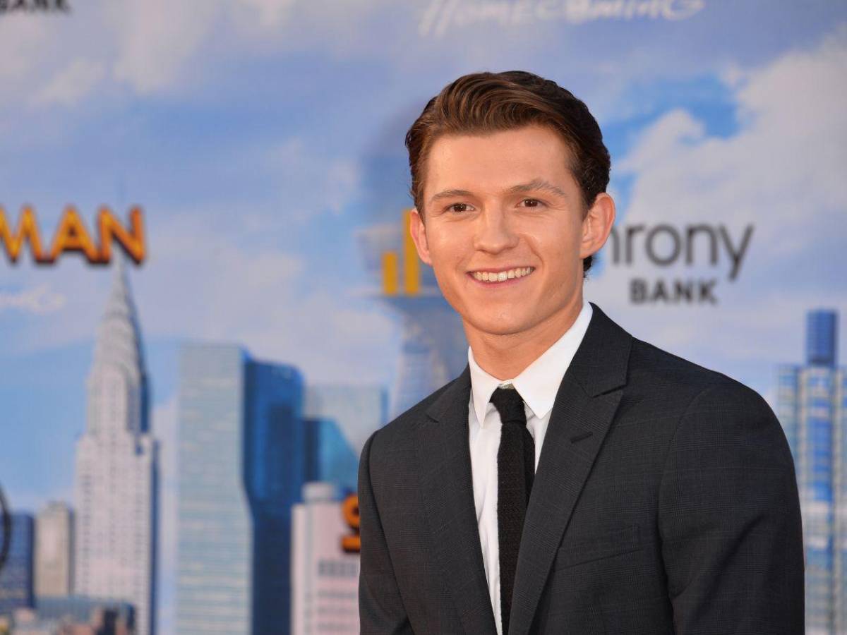 Tom Holland coquetea con la idea de ser James Bond