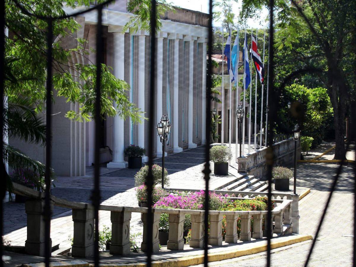 Casa Presidencial queda en calma absoluta luego del revés en las urnas