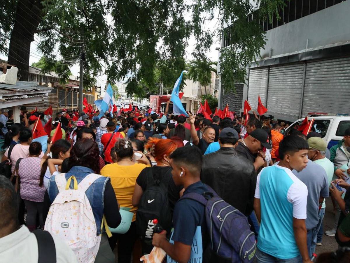 Apoderándose de los portones, colectivos de Libre impiden entrega de ofertas para TREP