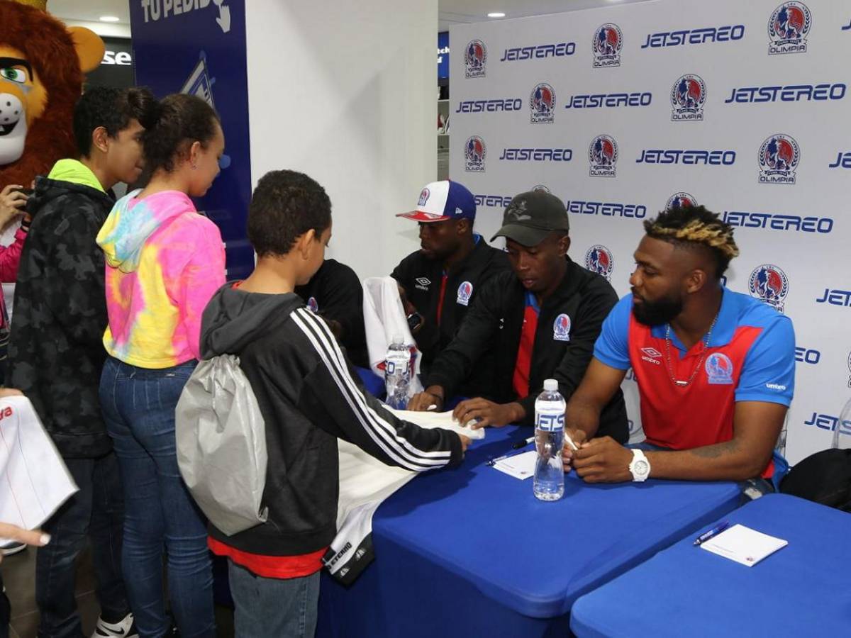 Autógrafos, fotos y trofeos: una tarde inolvidable con el Olimpia