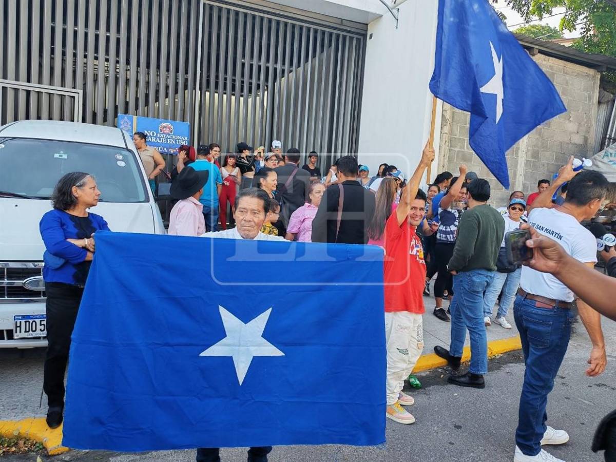Militantes del Partido Nacional llegan a la CSJ a respaldar a Juan Orlando Hernández