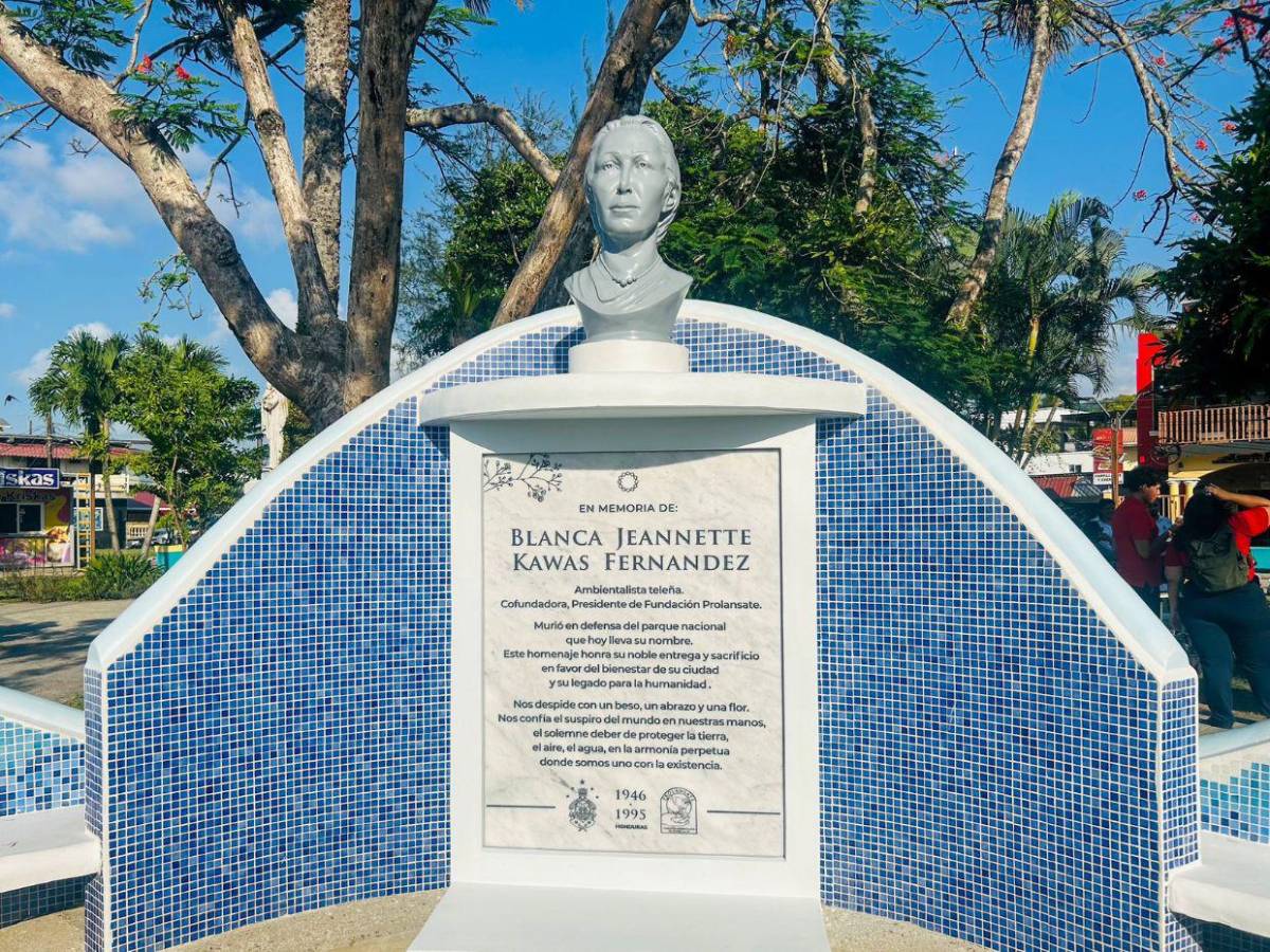 A 30 años de su asesinato, instalan monumento de la ecologista Jeannette Kawas en Tela