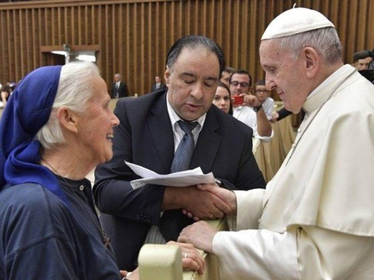 ¿Quién es la monja amiga del papa Francisco que lloró frente a su ataúd?
