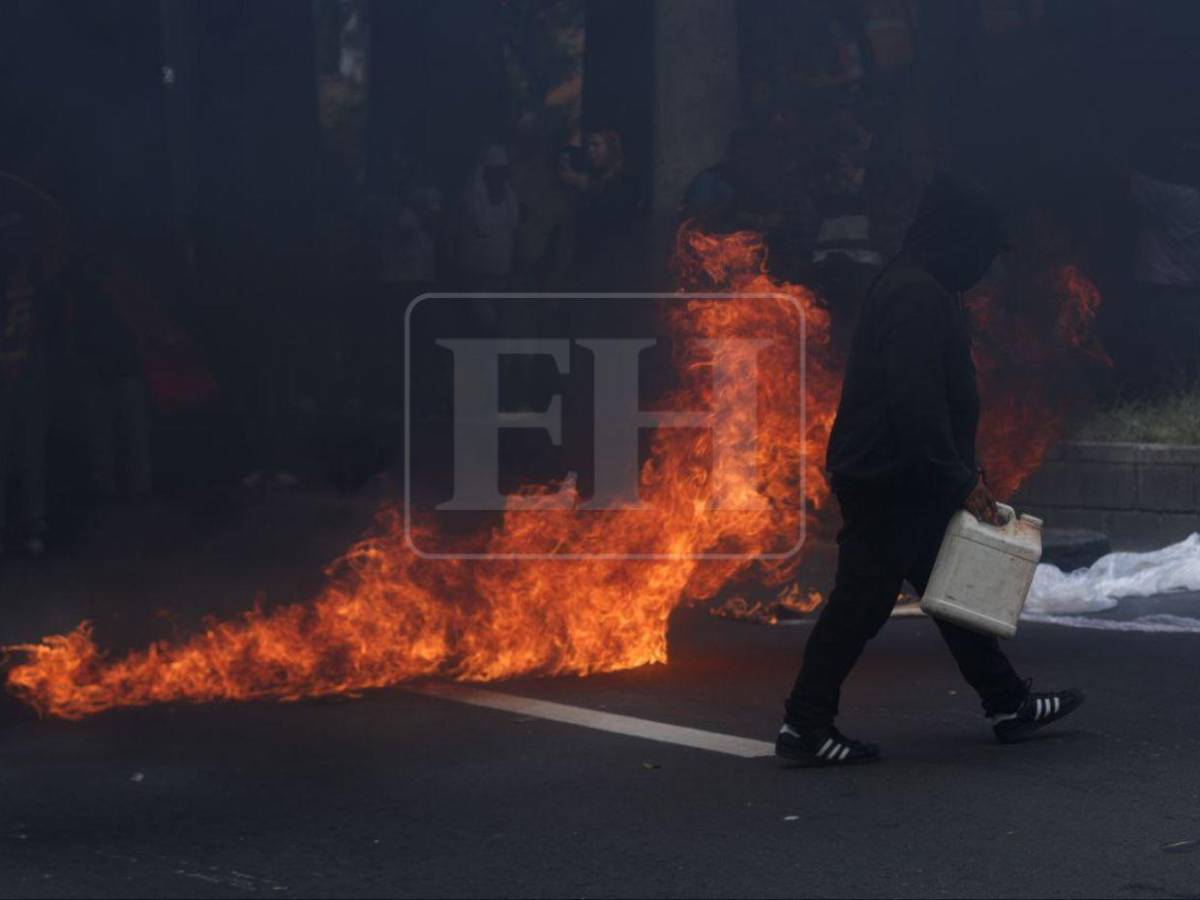 Encapuchados y quemando llantas, colectivos de Libre obedecen a movilización de Mel Zelaya