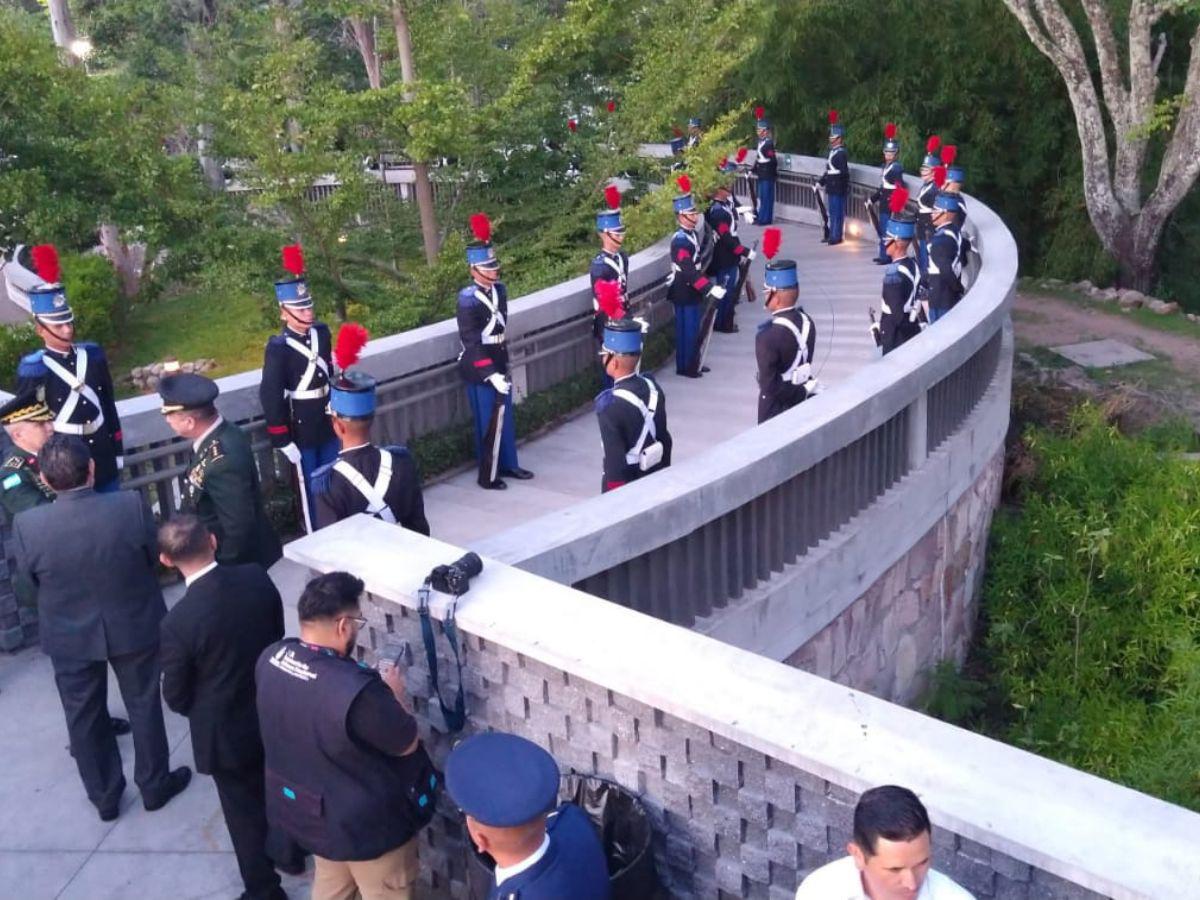 Las imágenes que dejó la ceremonia de izado de la Bandera Nacional en el Juana Laínez