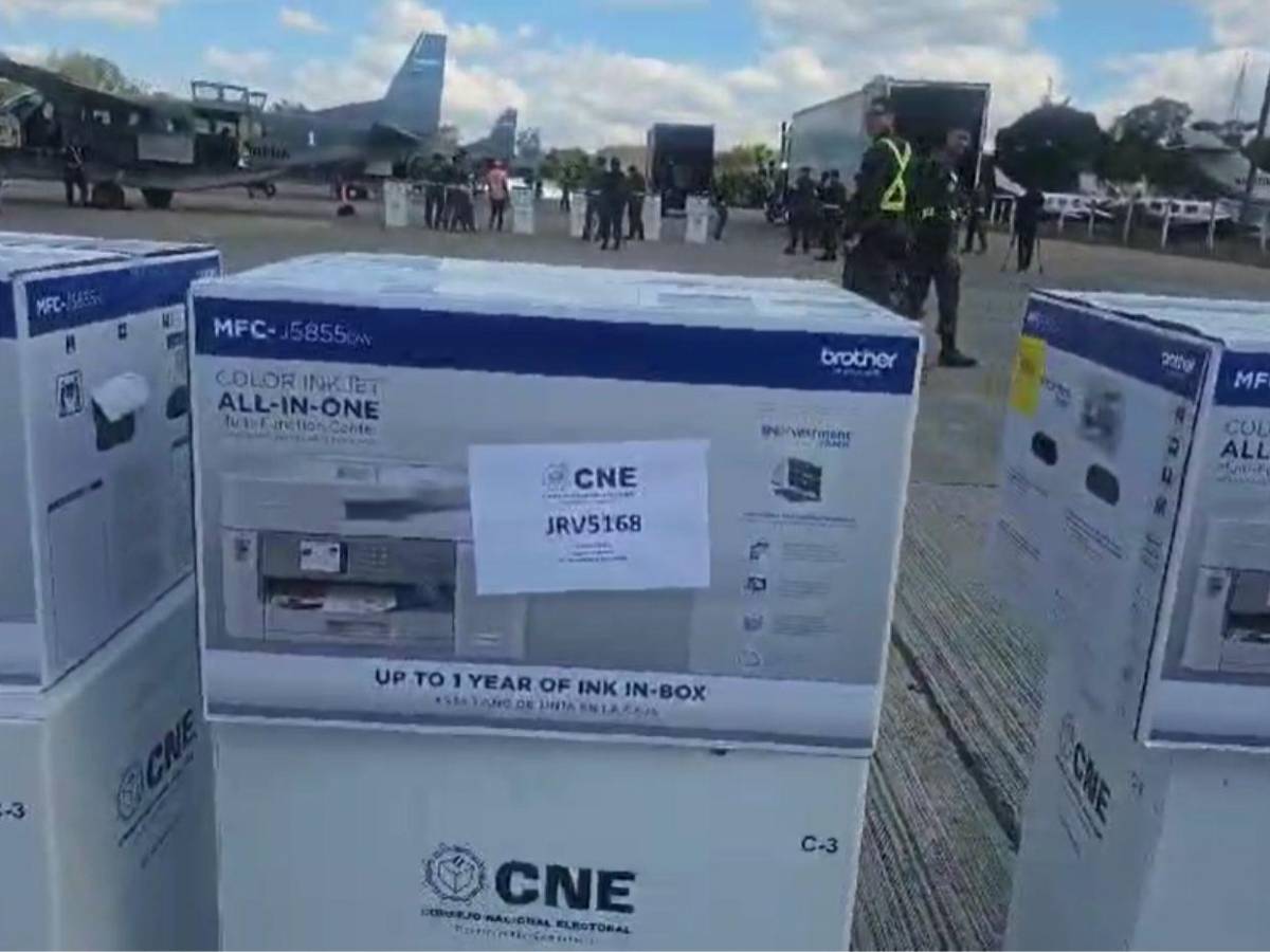 Por aire y por tierra: así comenzó el traslado del material electoral para las primarias 2025