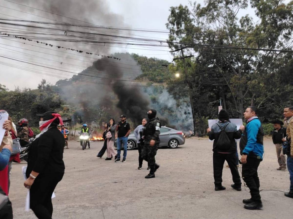 Él ganó: imágenes de caótica protesta de colectivos de Libre en la salida a Olancho