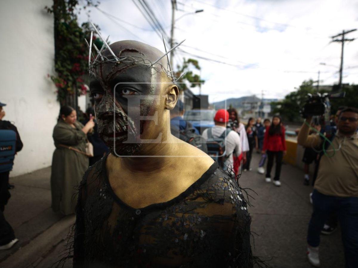 Así representaron a Jesús y a Satanás en el viacrucis de la iglesia El Calvario