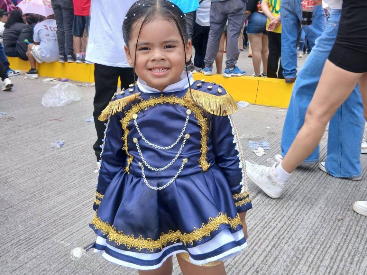 Con preparadas coreografías y atuendos cívicos, palillonas del Hibueras rindieron honor a la patria