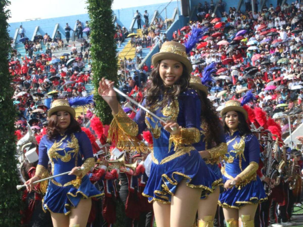 Extravagantes e inusuales: los curiosos vestuarios en los desfiles patrios 2025