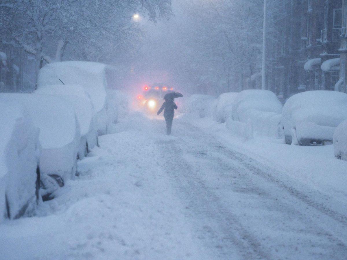 Histórica ventisca en Nueva York deja 30 cm de nieve y batalla en parques